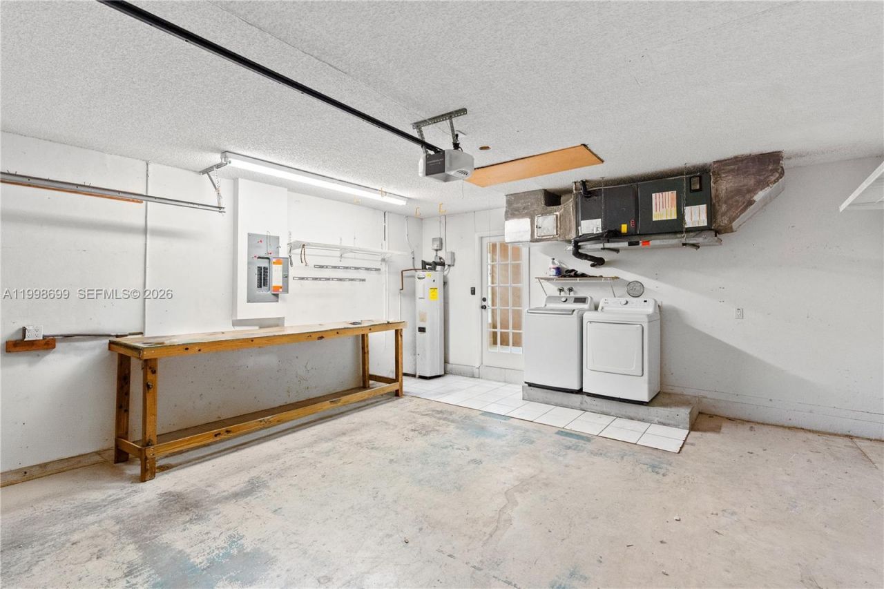 9081 N Lake Park Cir N, Davie, FL 33328 Photo