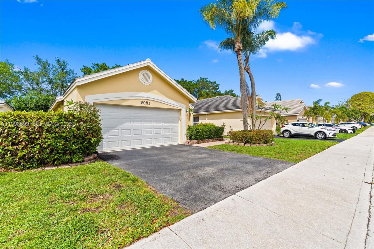 9081 N Lake Park Cir N, Davie, FL 33328 Photo