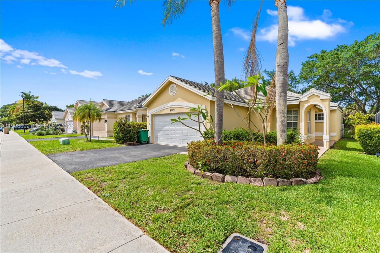 9081 N Lake Park Cir N, Davie, FL 33328 Photo
