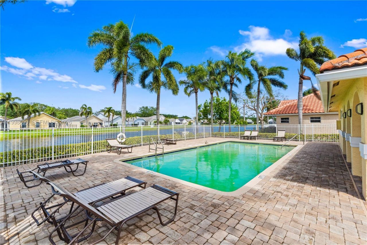 9081 N Lake Park Cir N, Davie, FL 33328 Photo