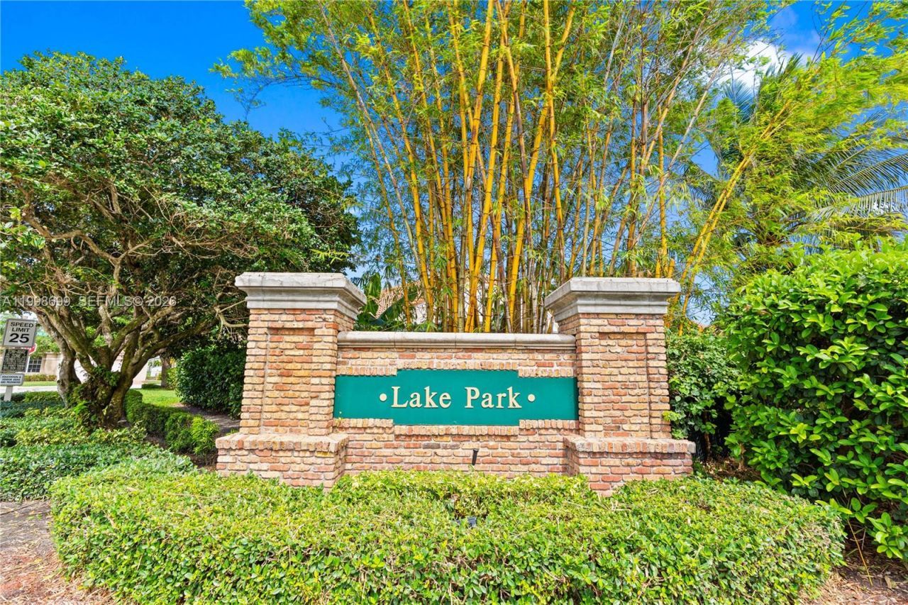 9081 N Lake Park Cir N, Davie, FL 33328 Photo