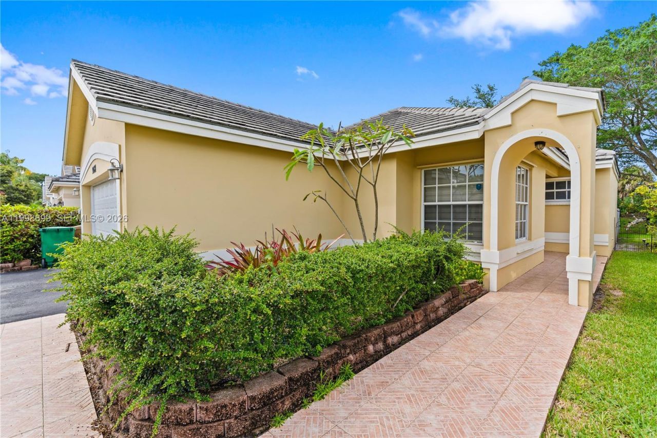 9081 N Lake Park Cir N, Davie, FL 33328 Photo