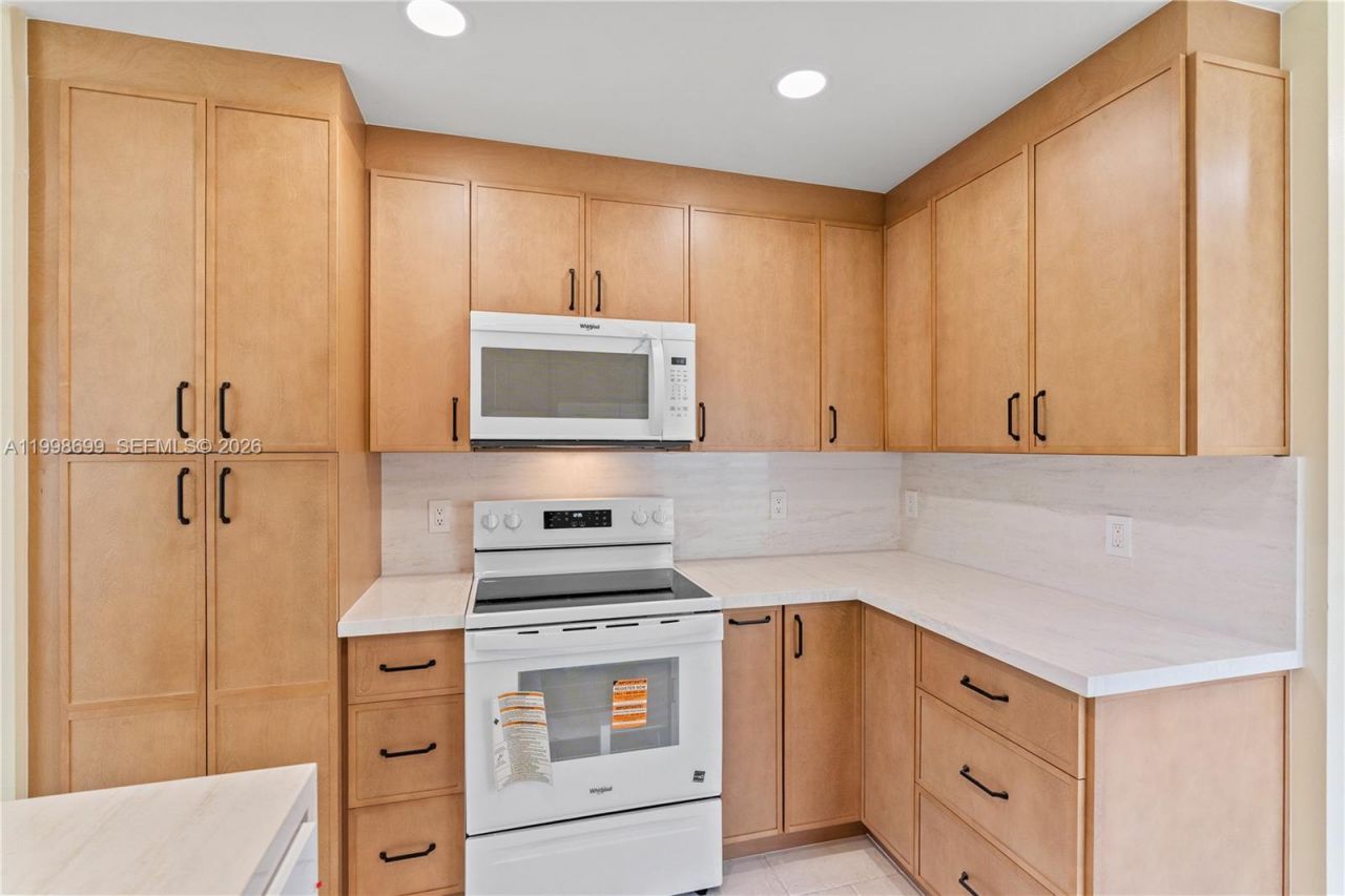 9081 N Lake Park Cir N, Davie, FL 33328 Photo