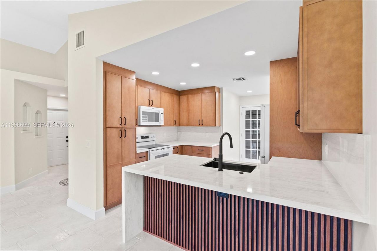 9081 N Lake Park Cir N, Davie, FL 33328 Photo