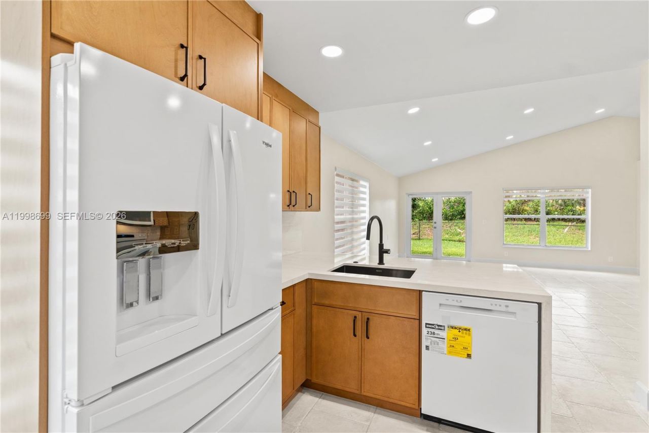 9081 N Lake Park Cir N, Davie, FL 33328 Photo