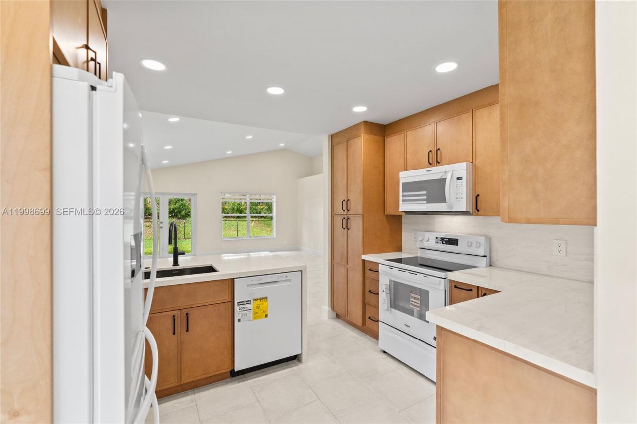 9081 N Lake Park Cir N, Davie, FL 33328 Photo