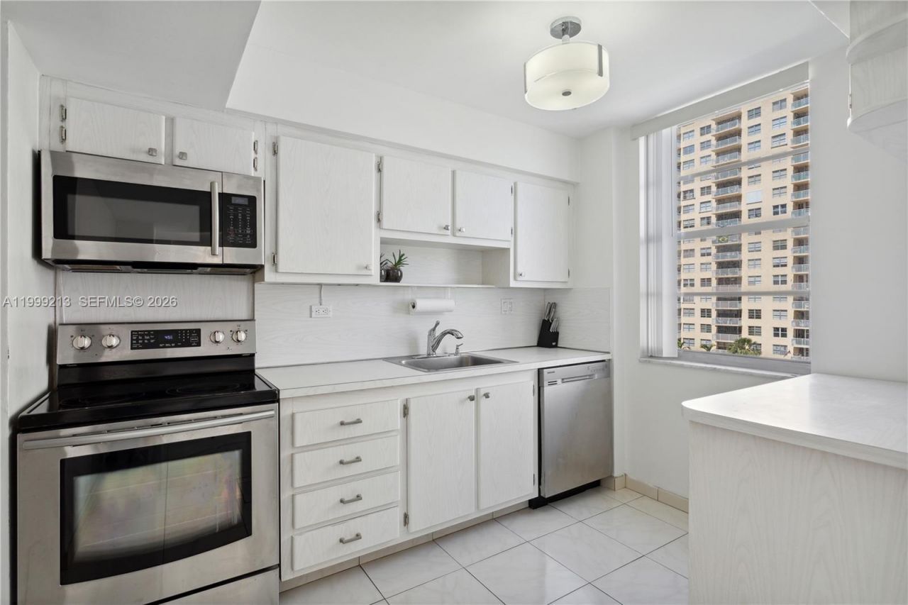 250 174th St, Unit 605, Sunny Isles Beach, FL 33160 Photo