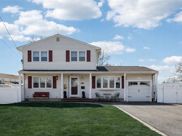 31 Circle Lane, Bay Shore, NY 11706
