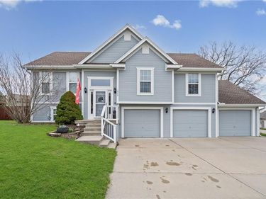 1404 NE 196th Street, Smithville, MO 64089