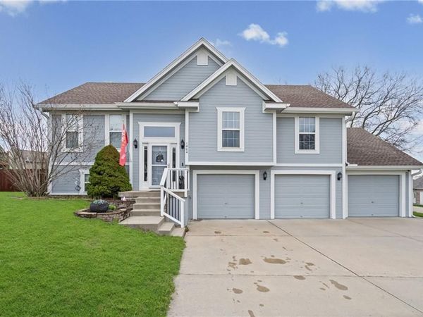 1404 NE 196th Street, Smithville, MO 64089