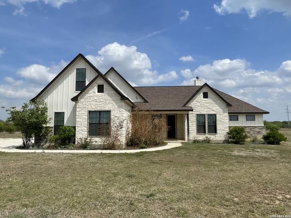 18 Valley View, Uvalde, TX 78801