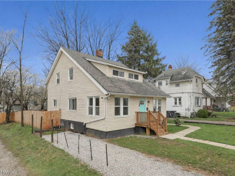 318 Pioneer Street, Akron, OH 44305 Photo 2