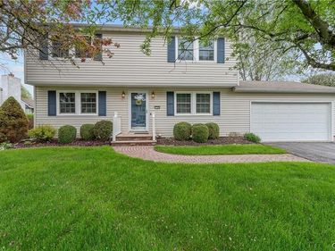 7745 N Whiffletree LN, Liverpool, NY 13090