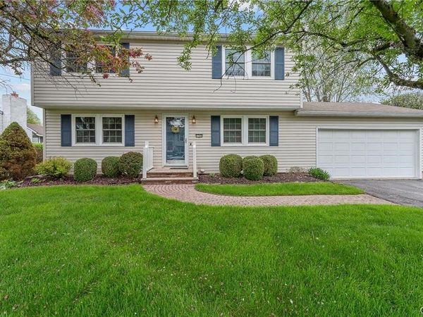 7745 N Whiffletree LN, Liverpool, NY 13090