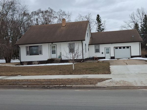 912 3rd Street NE, Roseau, MN 56751