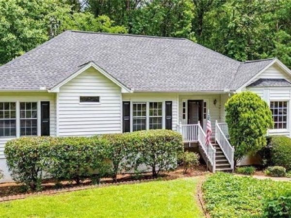 567 Leah Drive , Powder Springs, GA 30127