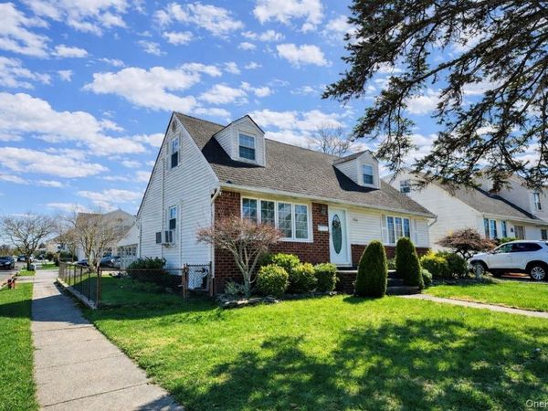 289 Roselle Street, Mineola, NY 11501