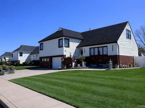 13 Noon Place, Freeport, NY 11520