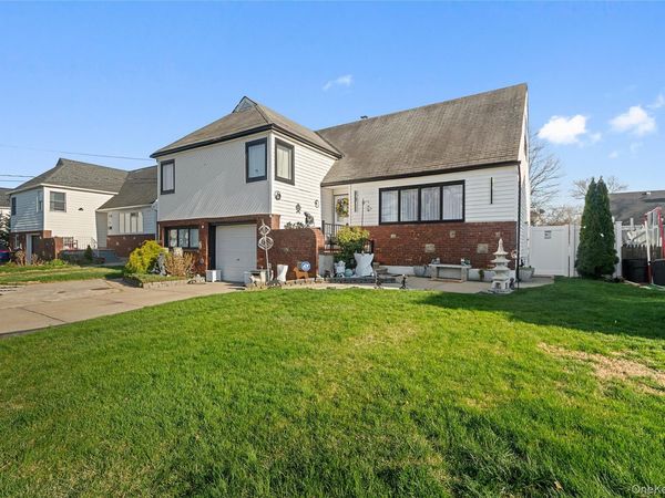 13 Noon Place, Freeport, NY 11520