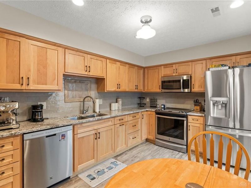 957 Pine Needles Drive, Centerville, OH 45458 Photo 2