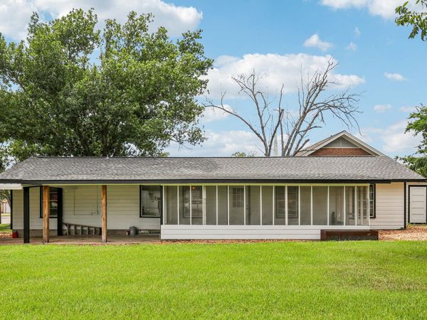 755 E Bellville ST, Giddings, TX 78942