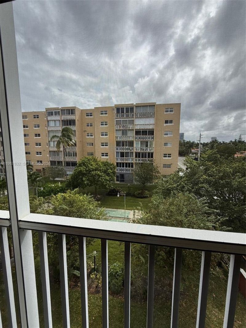 620 NE 12th Ave, Unit 408, Hallandale Beach, FL 33009 Photo