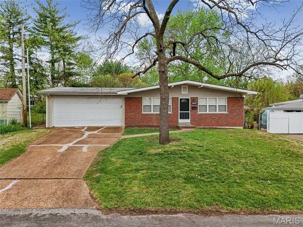 2400 Bluegrass Lane , Florissant, MO 63033