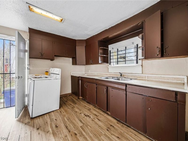 798 E 100th Street, Cleveland, OH 44108 Photo 5