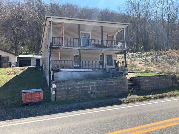 1764 Temple Street, HINTON, WV 25951