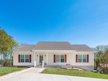 7810 Blue Ridge Dr, Hurt, VA 24563