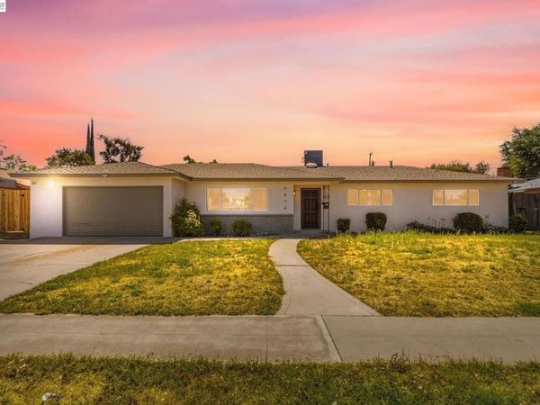 4874 E clinton , Fresno, CA 93703