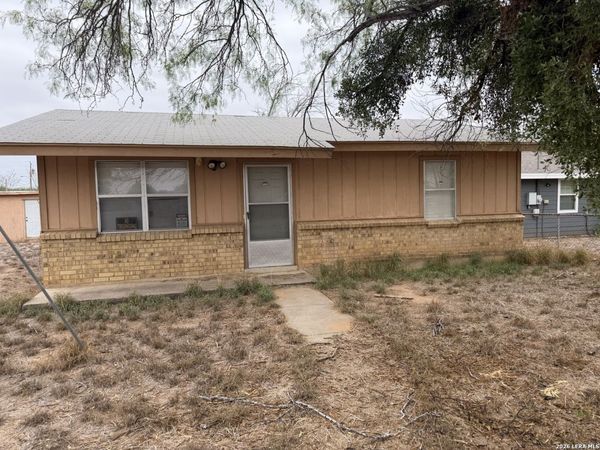 405 N 14TH ST, Carrizo Springs, TX 78834