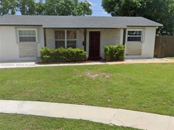 6350 SW 3rd St, Pembroke Pines, FL 33023