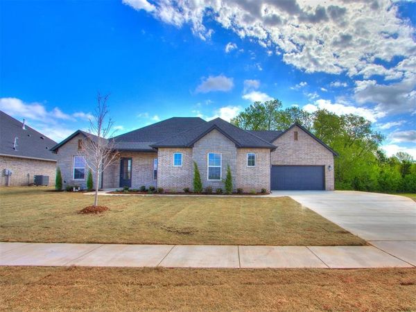 516 S Freedom Drive, Mustang, OK 73064