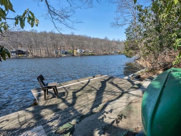 27 Middle Road, Bloomingdale, NJ 07403