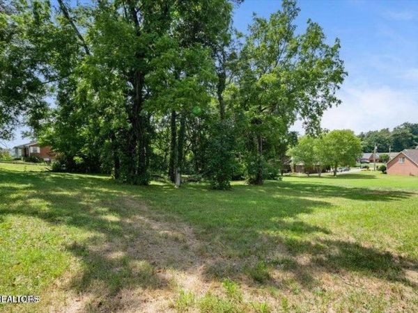 2025 N Charles G Seivers Blvd, Clinton, TN 37716