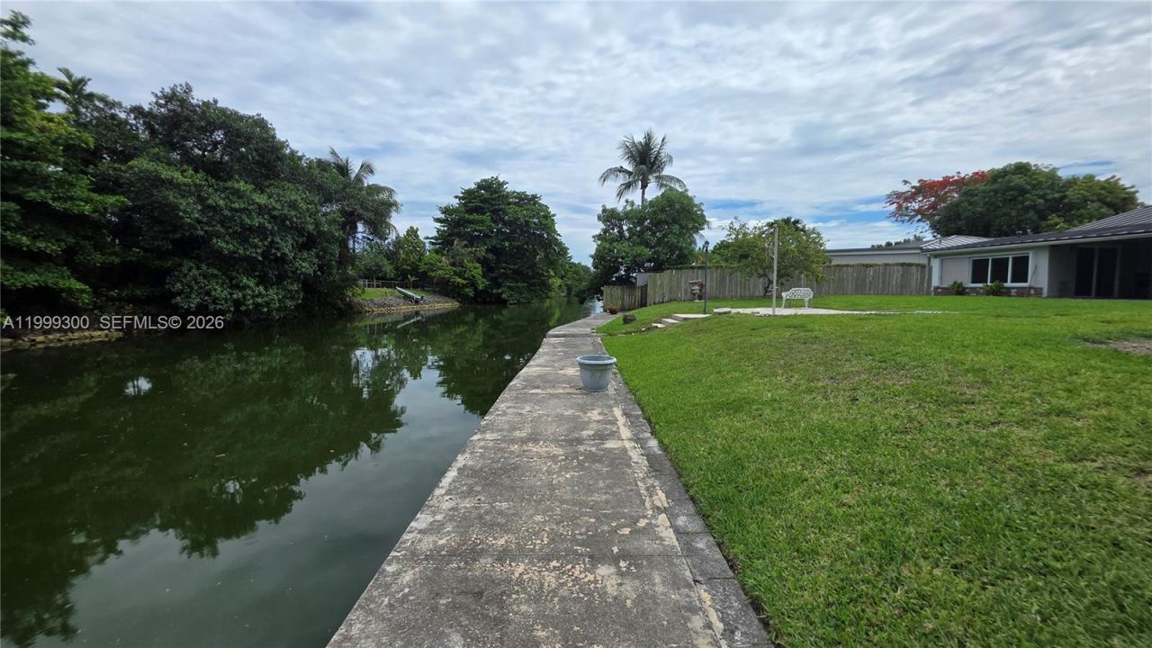 3325 S Lake Dr, Miami, FL 33155 Photo