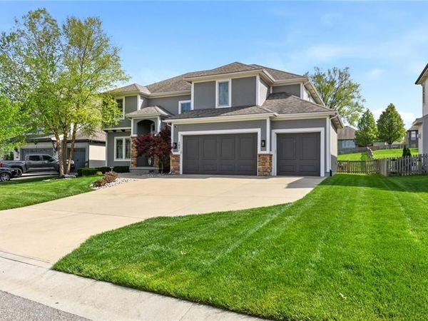 1021 SW Drake Circle, Lee's Summit, MO 64082