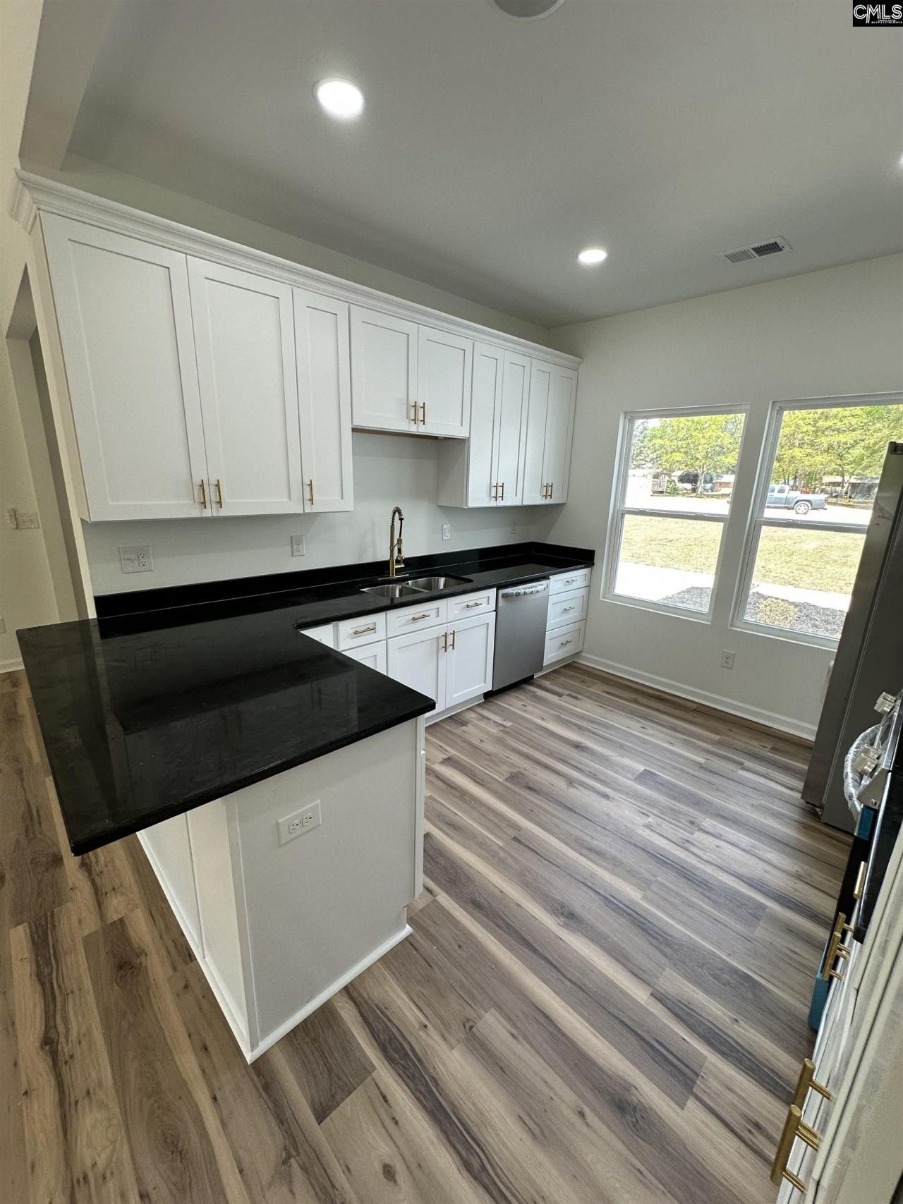 137 Rochelle Drive  Photo 4