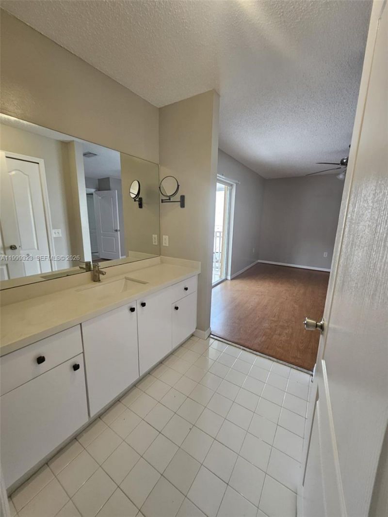 2527 W 76th St, Unit 208, Hialeah, FL 33016 Photo
