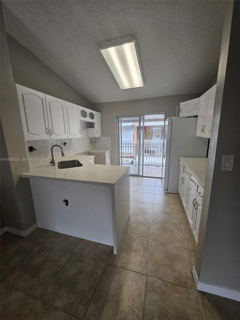 2527 W 76th St, Unit 208, Hialeah, FL 33016 Photo