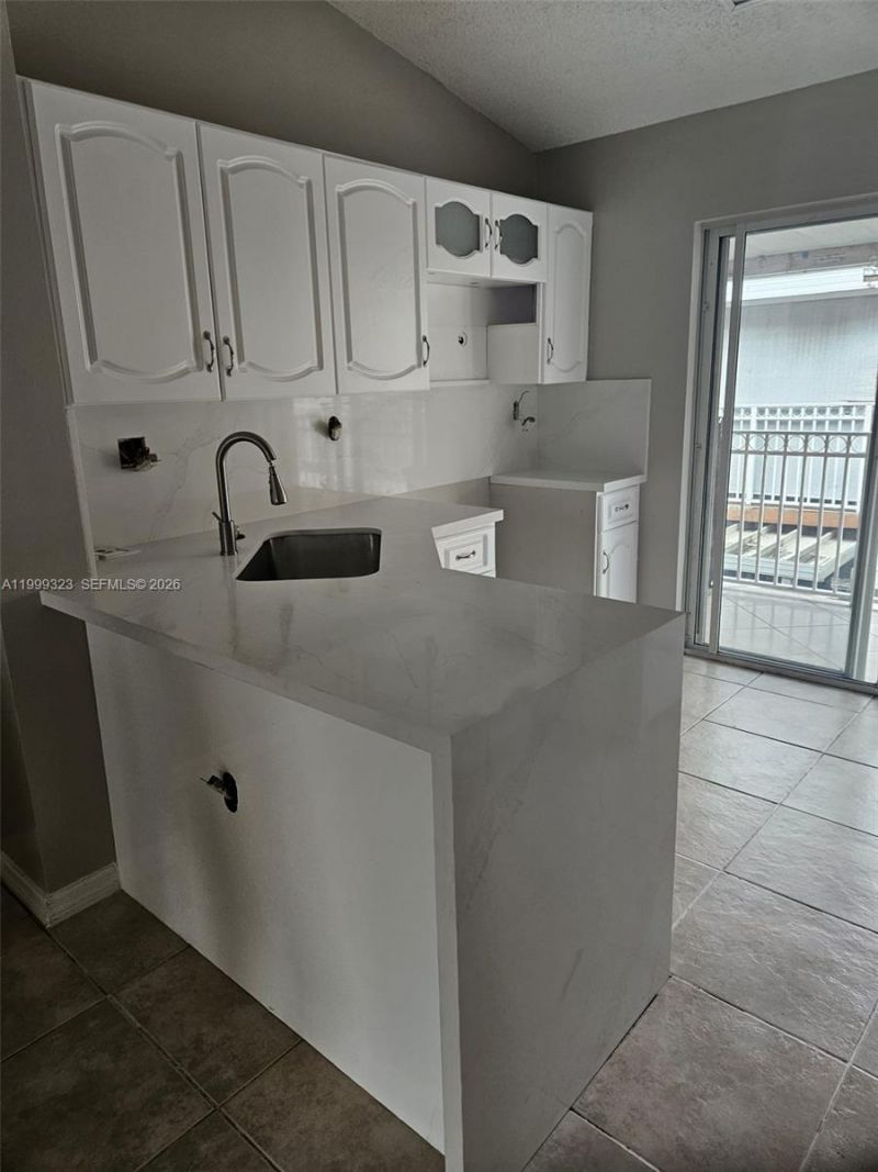 2527 W 76th St, Unit 208, Hialeah, FL 33016 Photo