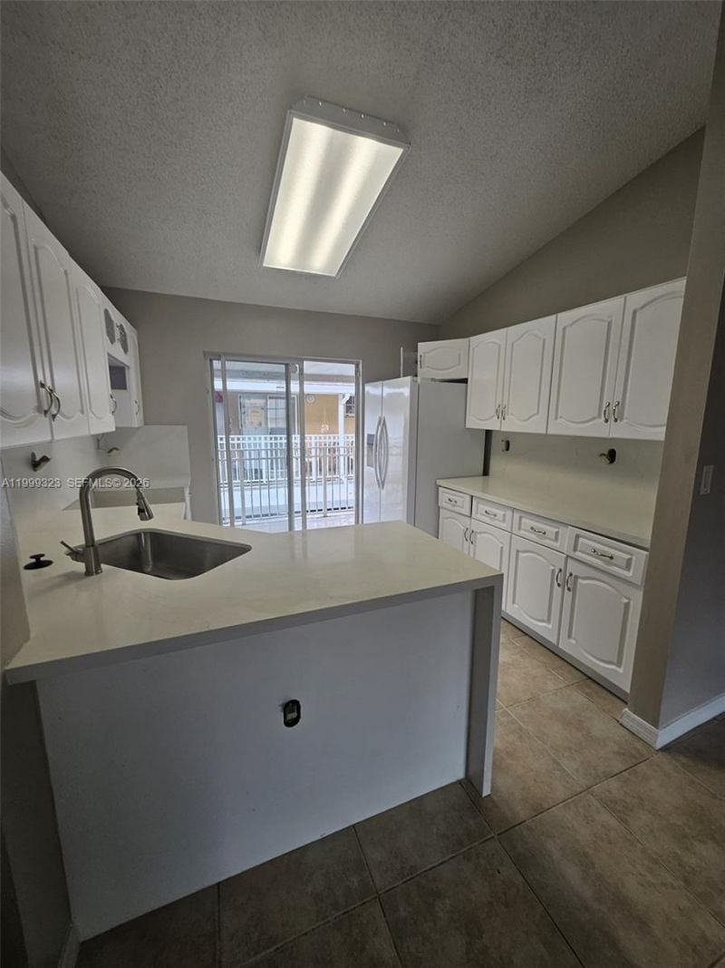 2527 W 76th St, Unit 208, Hialeah, FL 33016 Photo