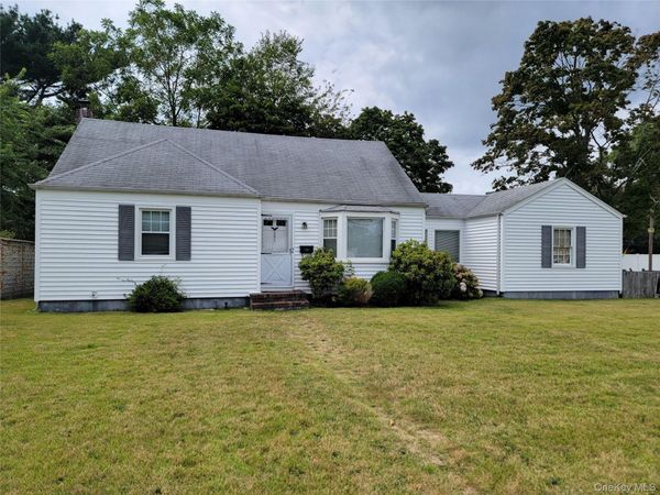 392 3rd Avenue , Bayport, NY 11705