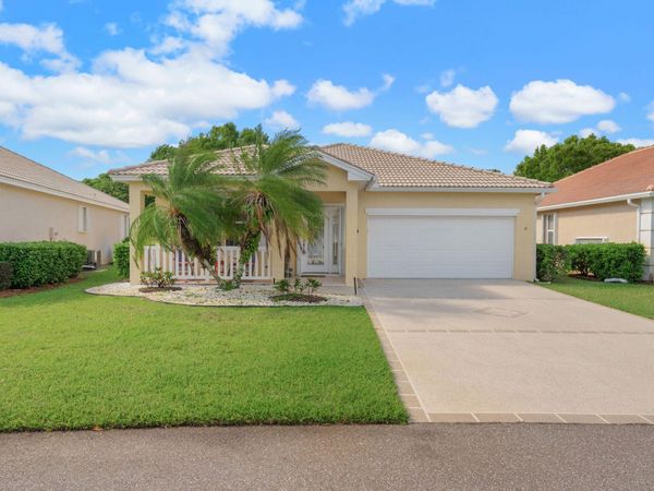 914 NW Sarria Court, Port St. Lucie, FL 34986
