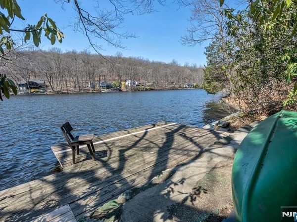 27 Middle Road, BLOOMINGDALE, NJ 07420