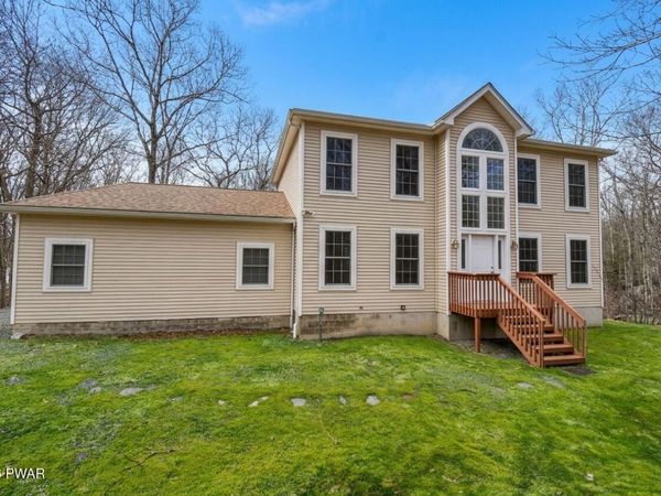 - Roan Drive, Hawley, PA 18428