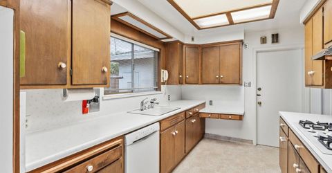 5260 K St, Sacramento, CA 95819 Photo