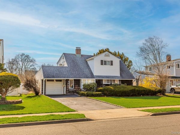 34 Link Lane , Hicksville, NY 11801