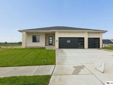 8815 Legacy Street, Papillion, NE 68046